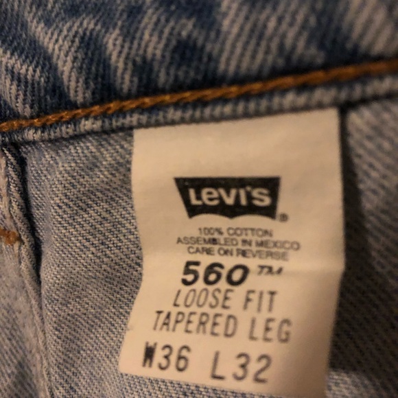 560 Levi’s, Loose Fit Tapered Leg, 36 x 32 - Picture 3 of 8